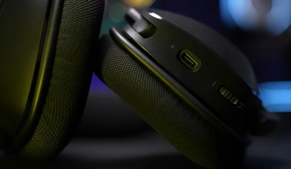 USB C charging port of Corsair Void Wireless V2 Gaming Headset